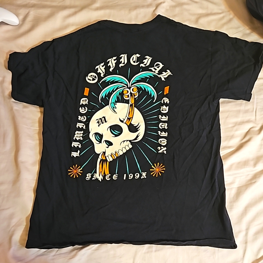 Black graphic tee skull on back